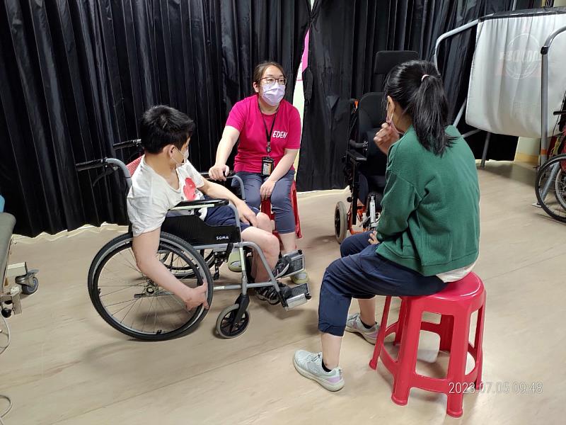 楊沛璇(左二)為喜歡外出的腦性麻痺患者挑選合適的輔具，避免他日後因脊椎側彎壓迫胸腔，造成呼吸衰竭的危險。