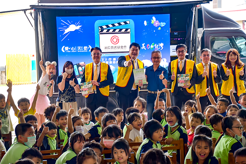 永慶慈善基金會與店東代表捐贈台灣超人繪本，希望孩子能像超人一樣面對困難、突破困境。(永慶房產集團提供)