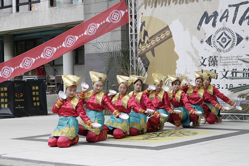 文藻外大印尼文化研究社表演傳統舞蹈
