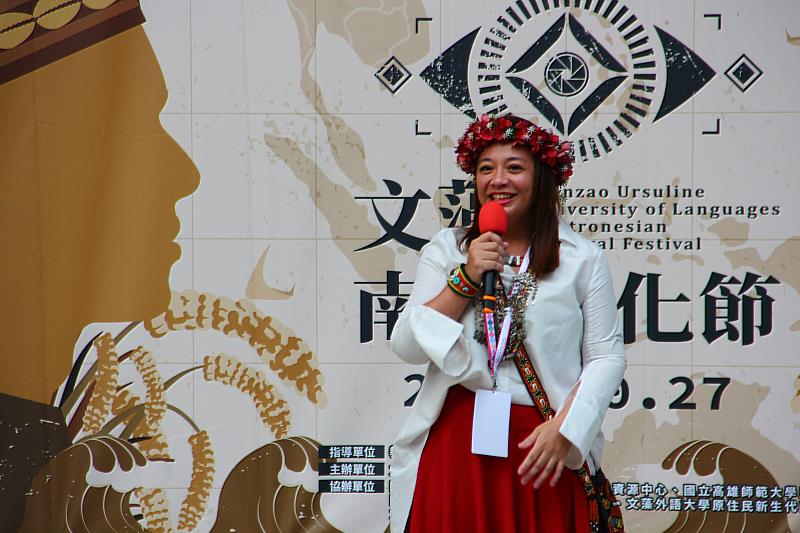 自文藻畢業的高雄市原住民事務委員會洪羽珊(阿布斯)主委致詞