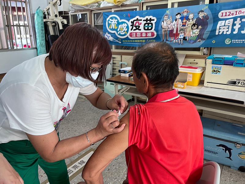 嘉義縣11月1日起50歲以上開打流感疫苗 揪團30人預約到點接種