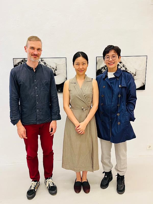 駐村個展開幕式現場合影（左起：Homesession駐村藝術總監Olivier Collet、藝術家許家玲及駐西班牙代表處文化組張組長祐瑄）