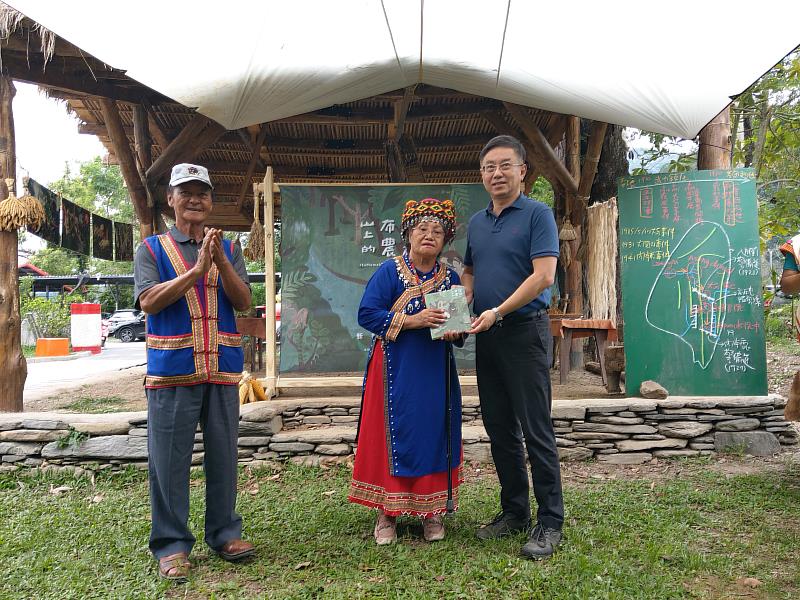 林業保育署林華慶署長贈送《山上的布農學校》書籍給在地部落耆老，為在地的布農族山林及文化知識留下重要紀錄。