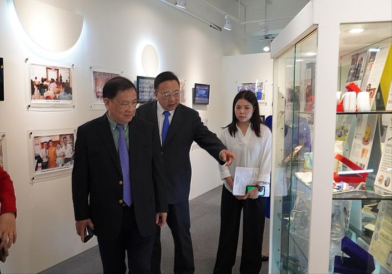 圖／中華大學校長劉維琪(右)親自導覽，與和平大學校長蘇玉興(左)介紹校史館及歷屆學生在國際上的設計得獎作品。