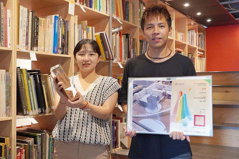 大葉大學建築所劉品吟(左)與林永恩老師(右)分享A+文化資產創意獎獲獎的喜悅