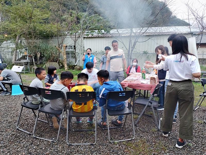 南山人壽－順可通訊處日前攜手那山麻谷兒少服務據點舉辦「童樂會」，與偏鄉親子度過愉快的週日假期，並捐贈一批遊具提供該據點使用。