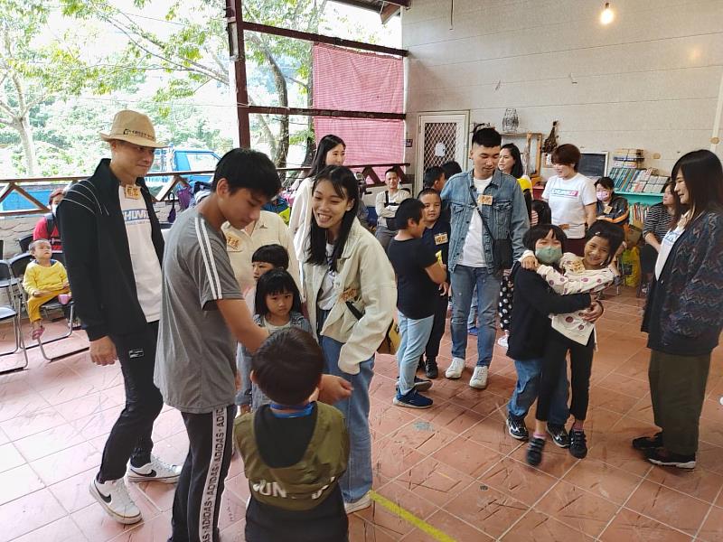 南山人壽－順可通訊處日前攜手那山麻谷兒少服務據點舉辦「童樂會」，與偏鄉親子度過愉快的週日假期，並捐贈一批遊具提供該據點使用。