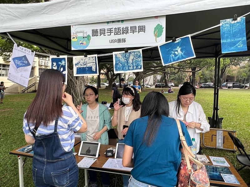 由興大USR團隊教師結合公益市集一起擔任闖關關主