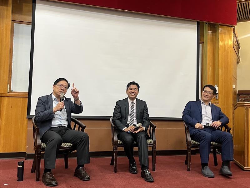 ▲企業與人才,如何維持長久的幸福關係。主講人擺渡人生學校執行長呂亮震(左一)、與談人采逸科技總經理翟玉振(中)、KPMG顧問服務部執行副總陳其愷(右一)