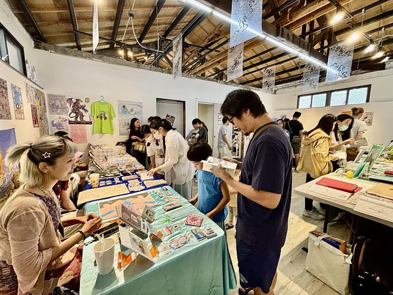 10月21至22日的讀圖世代創新書市，以30位漫畫家現場展售及簽繪的「漫類集會」吸引眾多漫畫愛好者參與