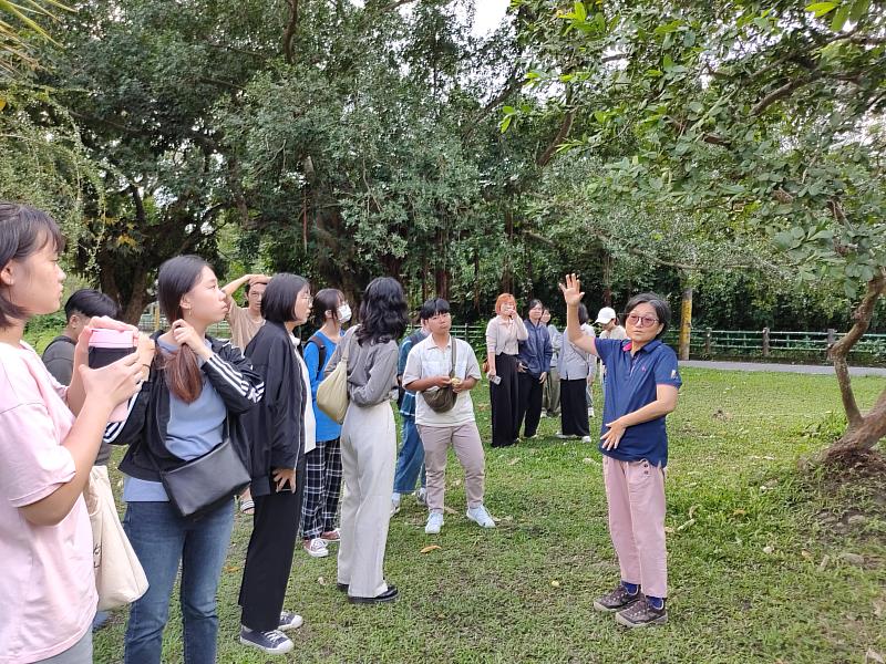 師生聽取鍾寶珠常務理事敘述不要臉公園背後從事社區營造的辛酸史。