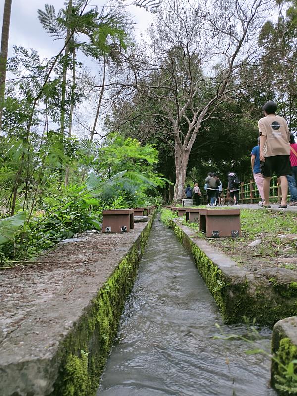 初英山親水公園供人泡腳休憩的小水道。