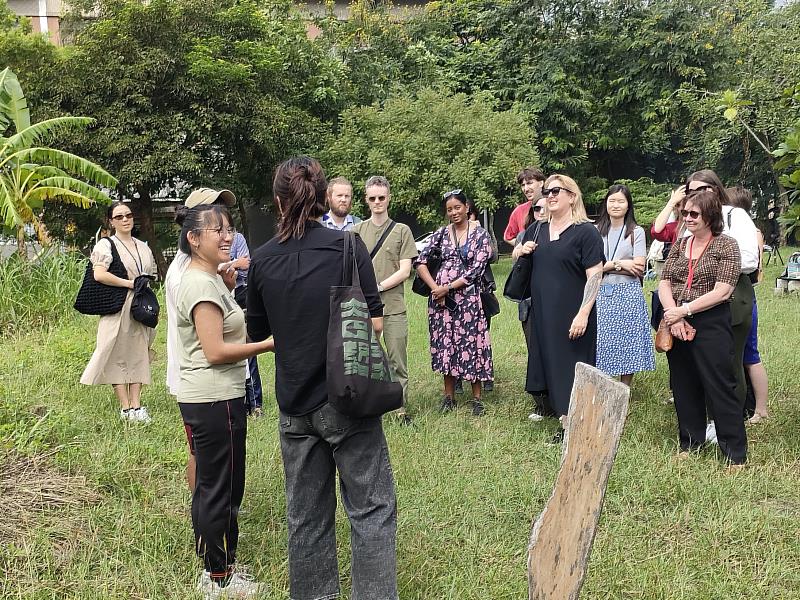 訪團一行人參訪小米園，體驗「校園即部落」的文化沈浸式學習環境。