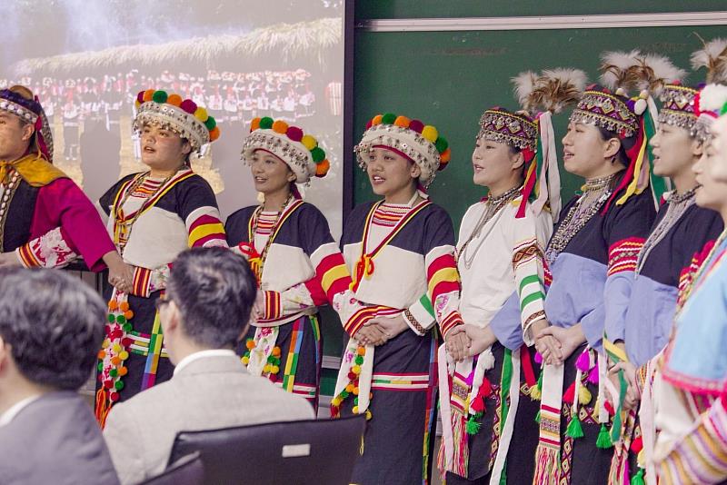 原住民民族學院舞團的精彩交流帶來滿堂喝采。