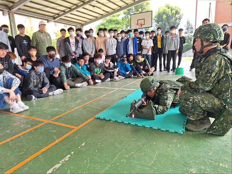 部隊士官幹部示範射擊要領之情形。