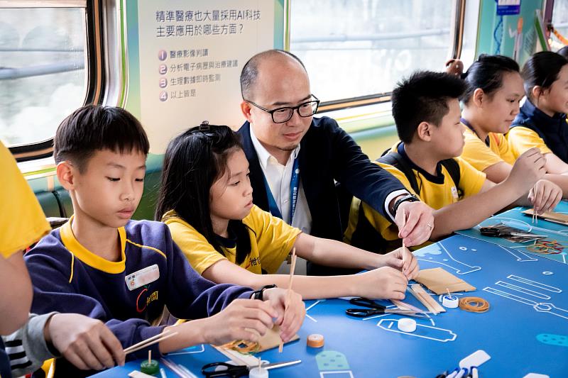 瑞健醫療以「精準健康」為主題設計的物理科學實驗，使學童認識精準給藥的重要性