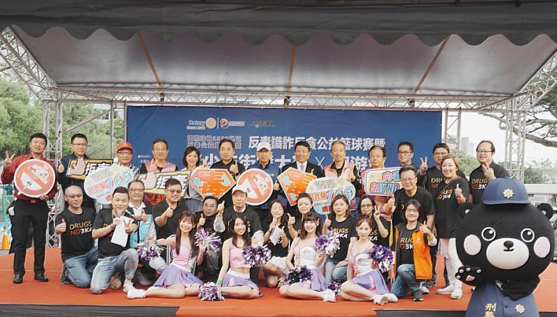 圖說:國際扶輪3522地區助理總監陳奕宏(後排左6)、刑事局的蔡燕明主任秘書(後排右6)、新莊分局副分局長黃家瑋(後排左2)、新北消防局第二救護大隊長莊渝淵(後排左1)、各扶輪社長及雲豹啦啦隊宣誓反毒決心