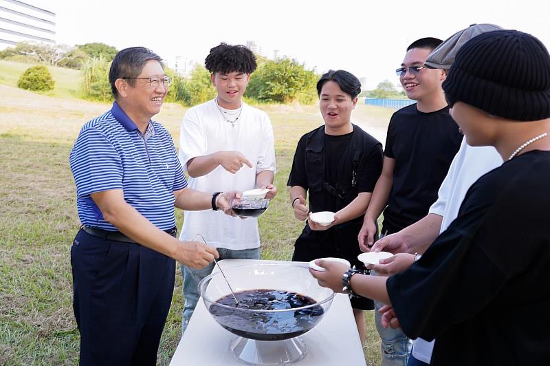 官網-楊縣長客串片尾彩蛋，送上關西特產美食「仙草」探班