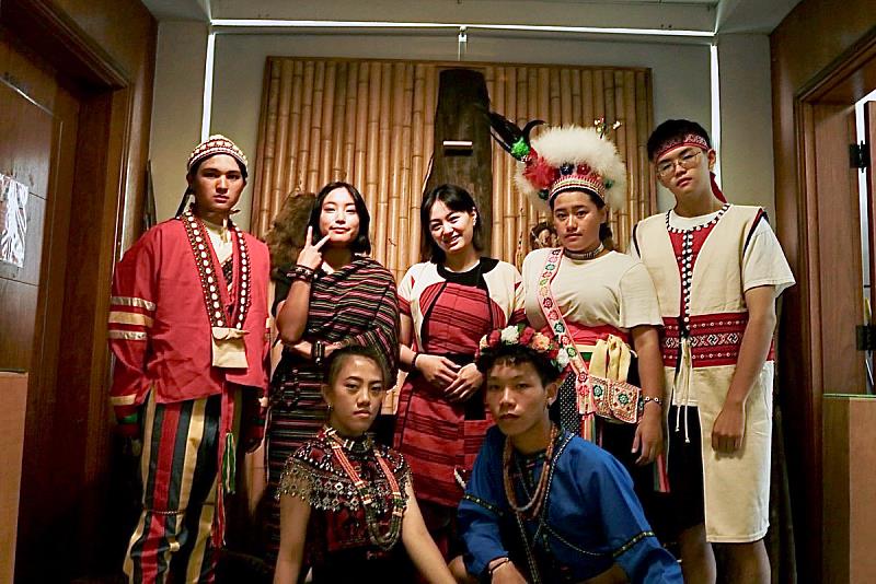 義守大學原民學院有來自臺灣各地不同部落的學子，在儀式中，學生們特別身穿代表自己族群的傳統服飾出席活動(照片來源：義守大學提供)。