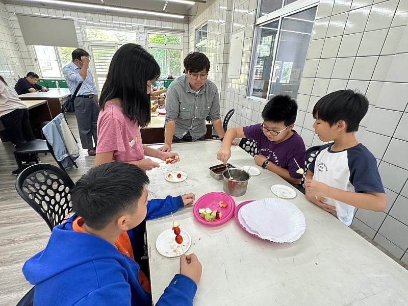 剩食再加工：製作糖葫蘆。