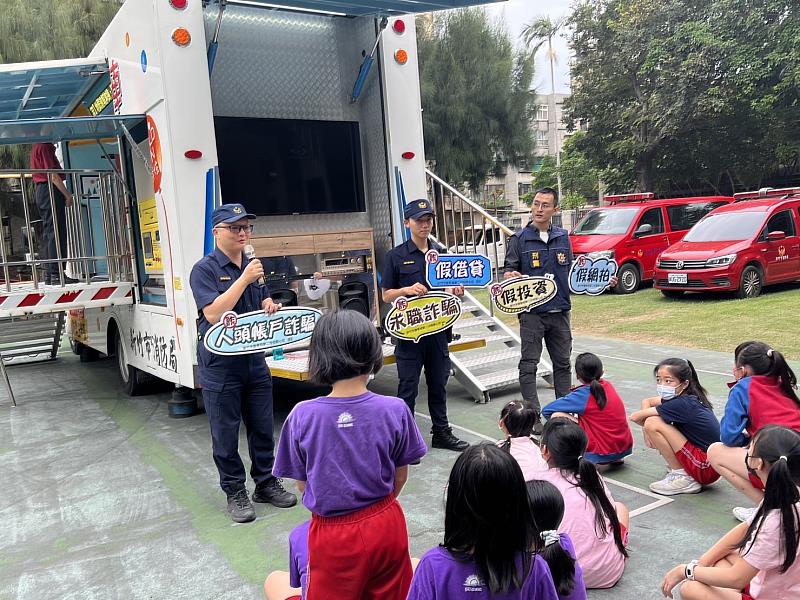 圖1.文華派出所副所長陳家志進行反詐騙宣導，並結合消防局地震體驗車防災宣導