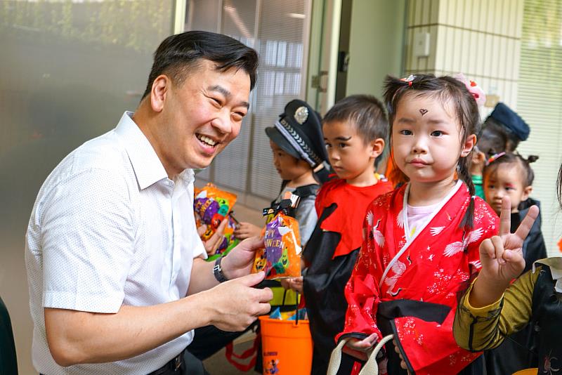 李天祥校長發放糖果給崑大附幼孩童