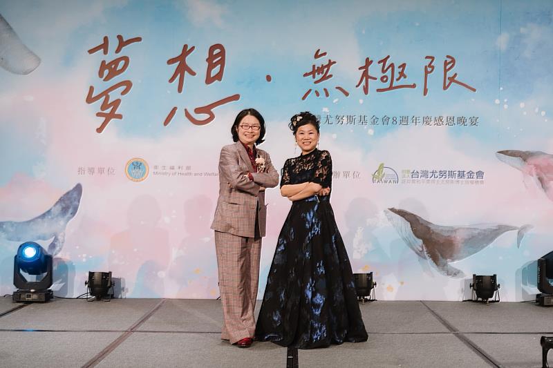 The Foundation has been established for eight years and continues to promote Prof. Yunus’ Three Zeros vision and follows his four missions. The Foundation’s President Ms. Philippa Tsai (left), CEO Ms. Juno Wang (right).