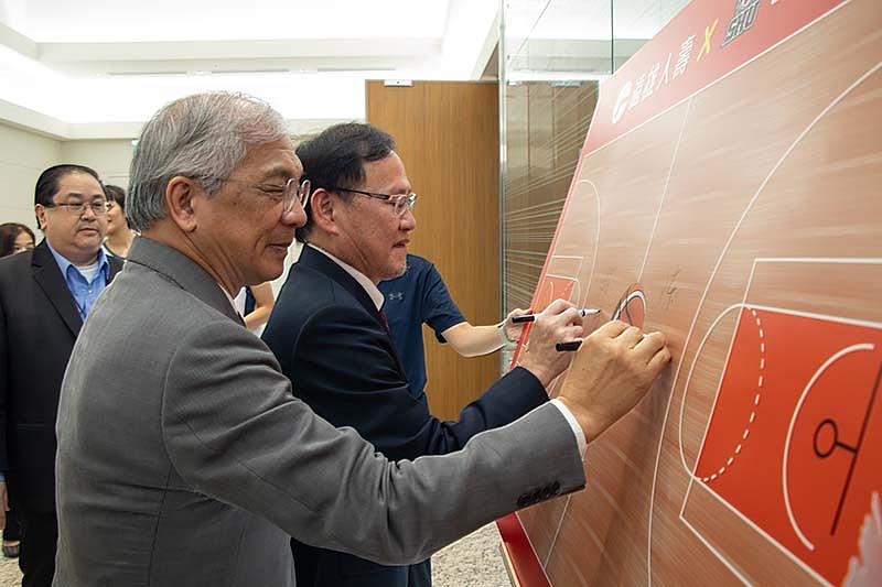 圖三：世新女籃與遠雄人壽再度締結產學合作，「掌握全局　邁向連勝」。（世新大學提供）