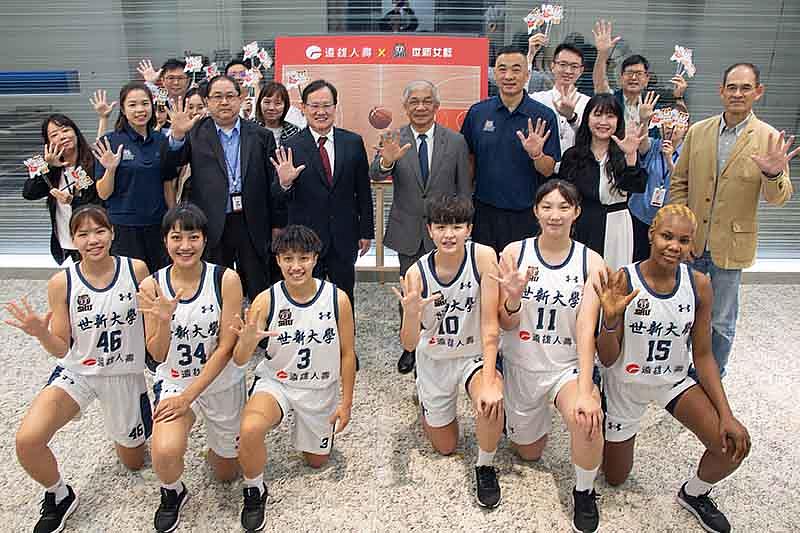 圖一：世新女籃與遠雄人壽運動企業產學大會師圓滿成功，雙方合影預祝女籃五連霸。（世新大學提供）