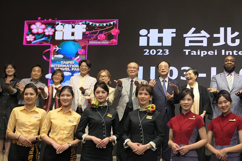 客委會副主委周江杰（上排左4）今出席「2023 ITF台北國際旅展」展前記者會
