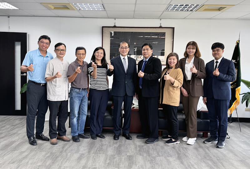 泰國孔敬大學環境工程系教授(右四)率領泰生來到台南拜訪嘉南藥理大學