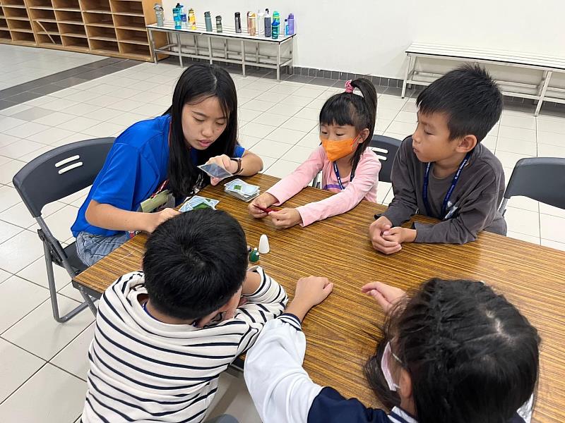邱婉寧同學帶領學員玩「閃靈快手」桌遊遊戲，考驗小學生顏色辨識與反應。