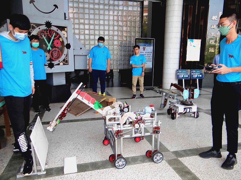 獲獎同學操作機器人，展現機器人的移動性能、操控性及平衡性。