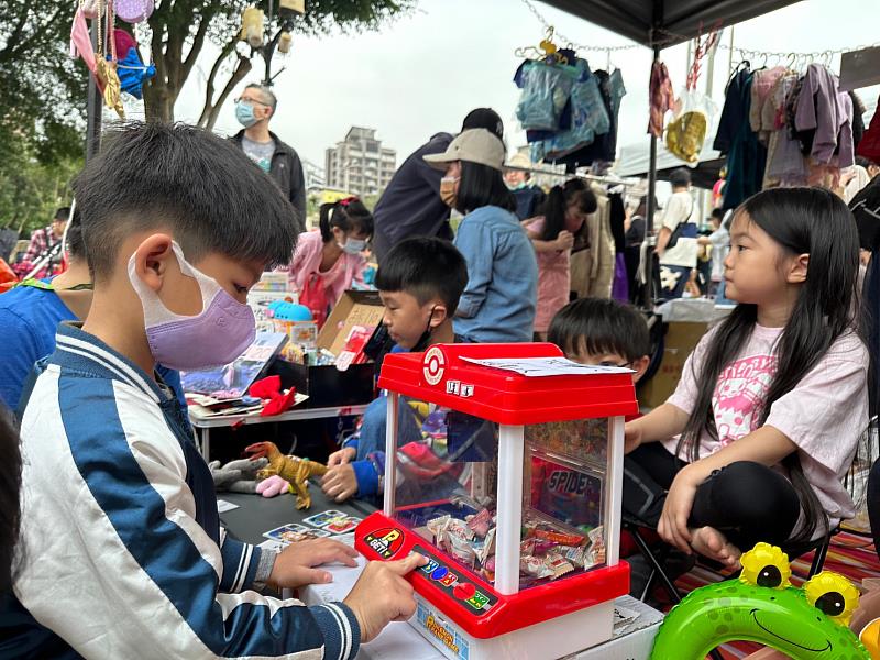 新北青年局邀請大小朋友於11月3日至11月5日至新莊體育園區一起逛「小樹市集」，超過800攤，歡度親子時光。
