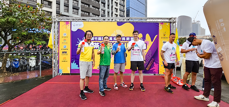 永慶加盟四品牌力挺新竹馬拉松路跑，各經管會會長到場支持、還贊助30萬物資及160頂帳篷。(永慶房產集團提供)