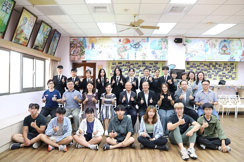南華大學成立「Pro 職涯特別健診室」，由林聰明校長(左5)主持揭牌儀式，與會師生合影。