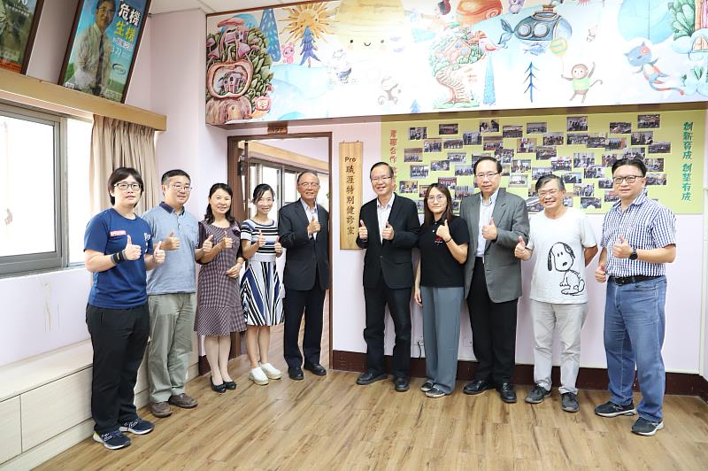 南華大學成立「Pro 職涯特別健診室」，由林聰明校長(左5)主持揭牌儀式。