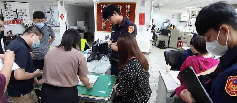 新北市警局政風室指派幹部及同仁執行拾得物專案稽核複檢作業。