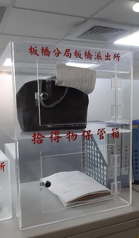 新北市板橋分局板橋派出所將暫時保管中之拾得物以專用櫥櫃上鎖保存，並有監視器掌握存取動態。