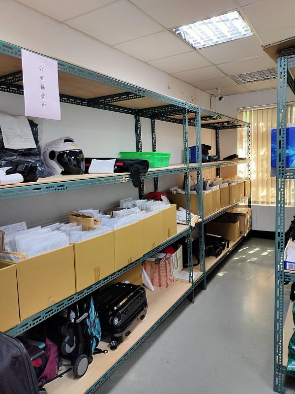 新北市中和分局偵查隊將受理保管之種類繁多且數量龐大之遺失物，整理得有條不紊。