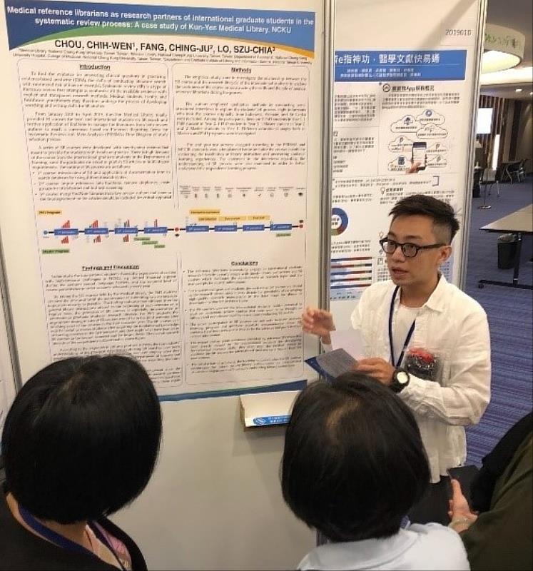 108 年臺灣醫學圖書館學會年會，周志文（右 1）為參觀者講解海報