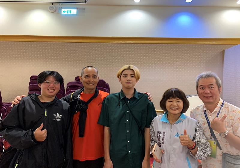 元培醫管系徐均宏老師(右一)師生率學生執行大學社會責任計畫,獲東香里里民肯定