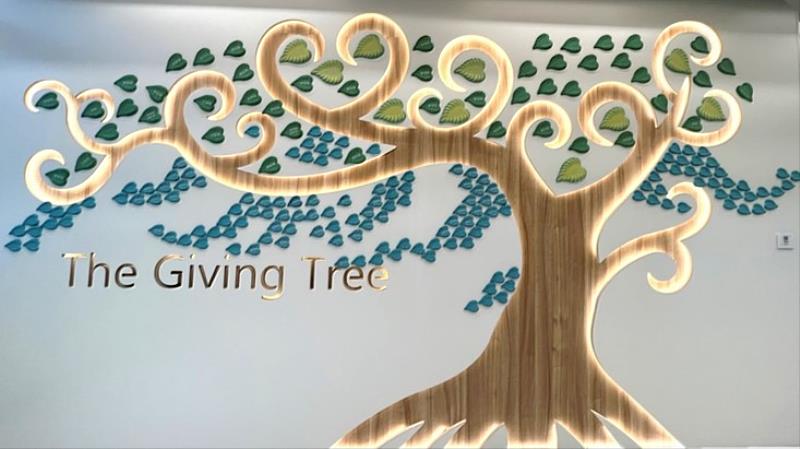 為了感念捐款者的幫忙，醫學院製作了生命樹，每一片樹葉都代表捐款者的愛與支持