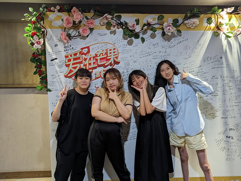 世新傳管系學生黃英格（右二）在湖南廣電《芒果TV》實習收穫良多。（時際創意傳媒提供）