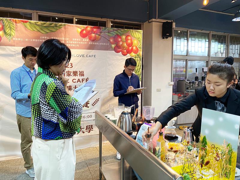 咖啡創意調飲餐飲系游之瑀以作品夏日金風榮獲亞軍。