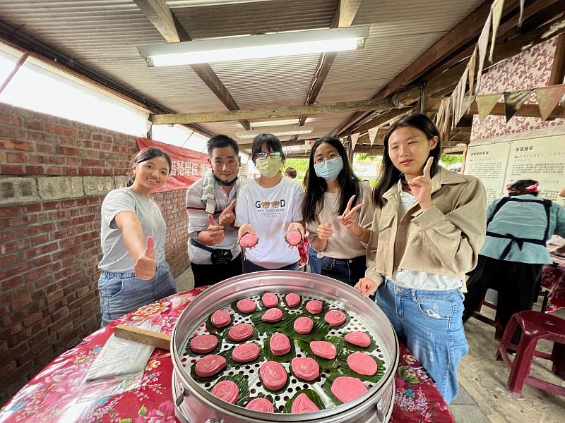 向徐明堂老師學習製作金包銀紅龜粿。