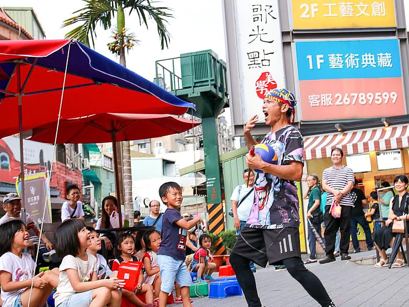 【大苗力特技團】團長盧元章致力技藝傳承,凝聚多元民俗技藝,國內慶典、節目演出邀約不斷,屢次受邀至國外演出