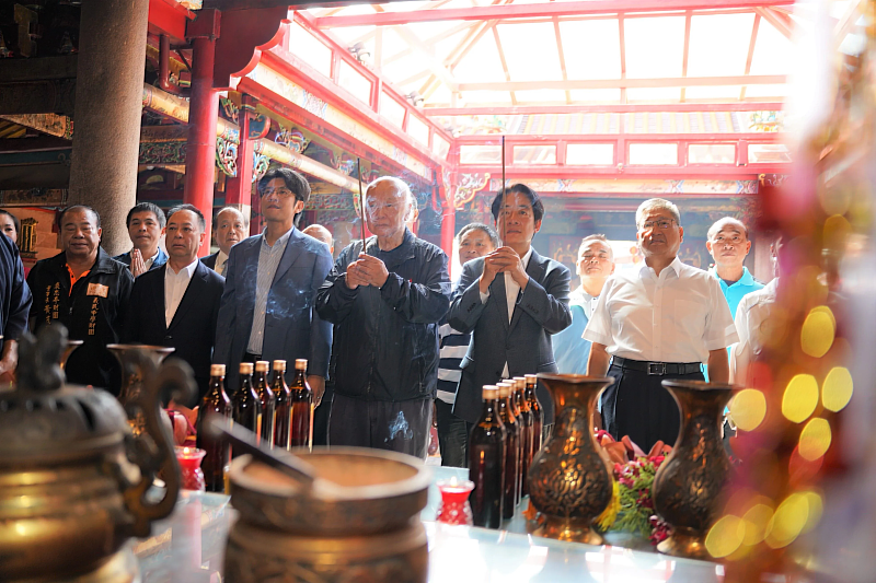 圖1 義民廟今天舉辦建廟235週年秋祭大典，副總統賴清德（右二）、客委會副主委周江杰（右四）、新竹縣長楊文科（右一）、義民廟董事長林光華（右三）參香祭拜。新竹縣政府提供