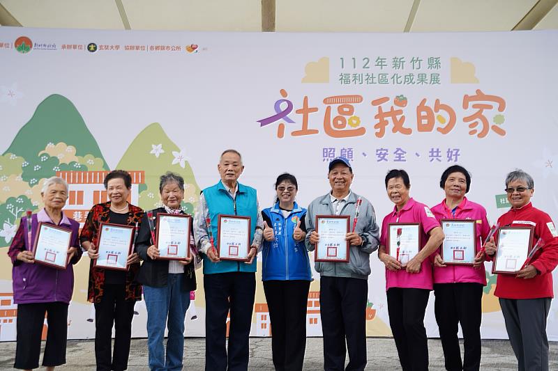縣府表揚今年度48位長青志工們在社區傳遞「高齡者自主自立」的精神。(左1為90歲的林劉玉春)