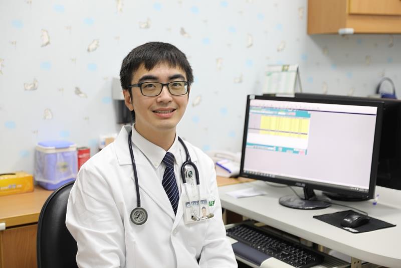 花蓮慈院小兒科主治醫師蕭宇超感謝小寶爸媽的警覺，才能即時讓醫療團隊可以幫小寶解開腸道閉鎖的問題。